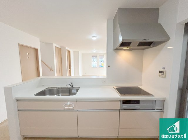 堺市東区大美野　中古一戸建てのキッチン|子供を見守りながらお料理が出来るため家族のコミュニケーションか増えます♪スペースが広く確保されている為お子様が大きくなったときは一緒に料理を楽しめます♪