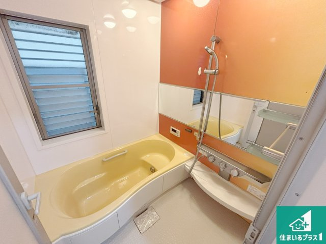 堺市東区大美野　中古一戸建ての浴室|足をゆったり伸ばして寛げる浴槽です。窓が設けられていますので差し込む光が明るく穏やかな雰囲気にしてくれます♪