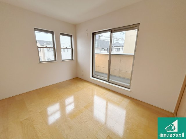 堺市東区大美野　中古一戸建ての洋室|寝室は心地よい眠りについてもらいたくて、シンプルかつ開放的な空間な設計にしています！大きな窓から差し込む日が心地いいです♪