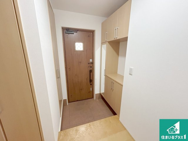 堺市東区大美野　中古一戸建ての玄関|シューズクローゼットにはたくさんの靴が収納できるので玄関周りはいつもスッキリ！コの字型のスペースにはオシャレな小物を置くと玄関が華やかに♪