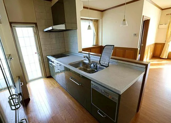 【中古】入間郡毛呂山町目白台中古住宅のキッチン|対面式のシステムキッチンでお料理をしながらリビングを見渡せます！