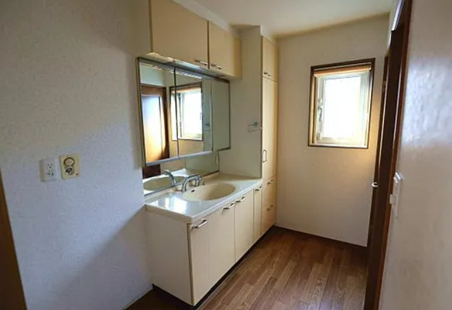 【中古】入間郡毛呂山町目白台中古住宅の独立洗面台|朝の身支度に欠かせない洗面台です！