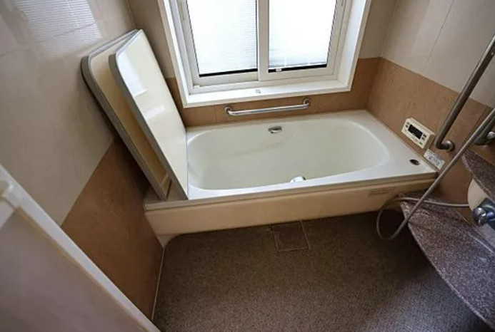 【中古】入間郡毛呂山町目白台中古住宅の浴室|足の伸ばせるバスタブでリラックスタイムを過ごしましょう♪