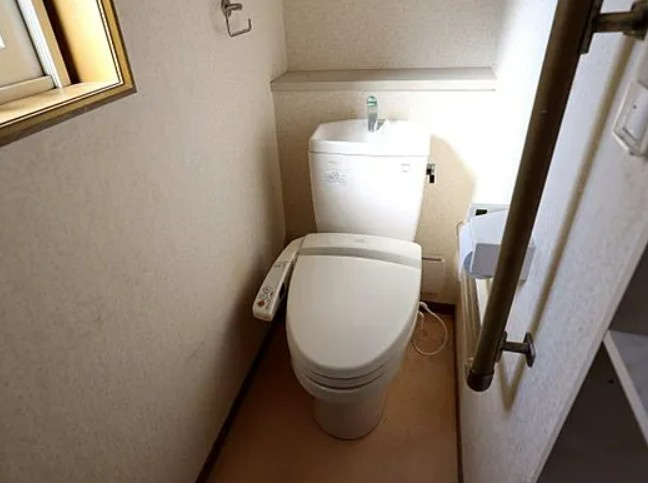 【中古】入間郡毛呂山町目白台中古住宅のトイレ|シンプルなトイレスペースです☆