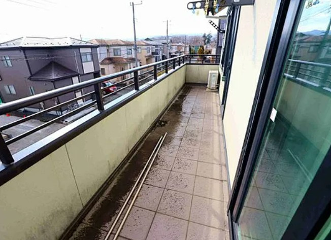 【中古】入間郡毛呂山町目白台中古住宅のバルコニー|ワイドバルコニーで気持ち良い風が通ります♪