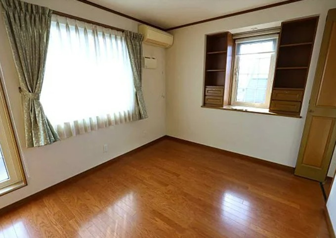 【中古】入間郡毛呂山町目白台中古住宅の洋室|２F6帖洋室です！２面採光で明るいです！