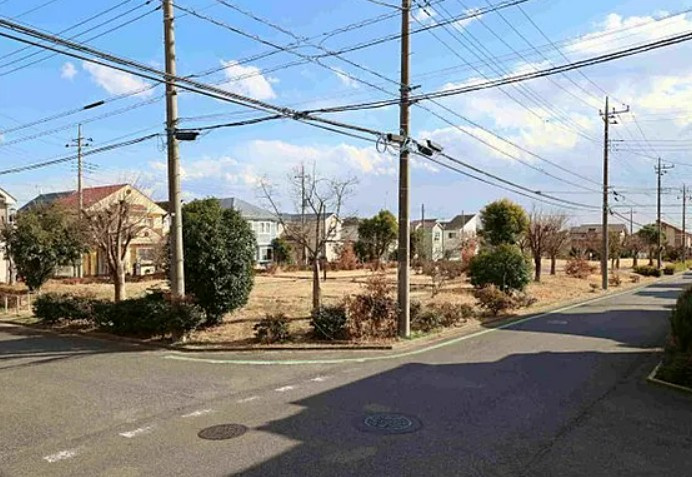 【中古】入間郡毛呂山町目白台中古住宅の前面道路含む現地写真|向かいにはゆとりある公園があります♪