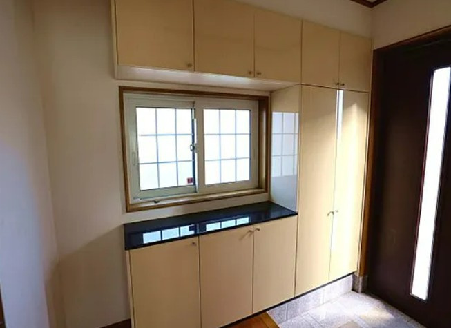 【中古】入間郡毛呂山町目白台中古住宅の玄関|玄関ホールです！収納もたっぷり入ります！