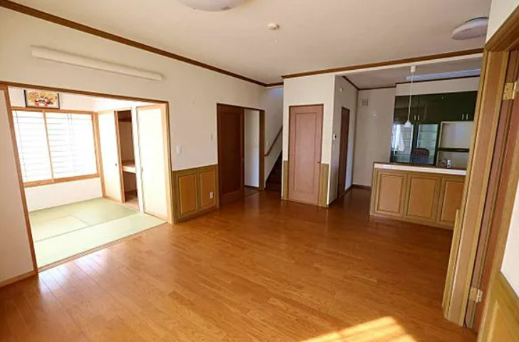 【中古】入間郡毛呂山町目白台中古住宅の居間・リビング|18.5帖のLDKです！