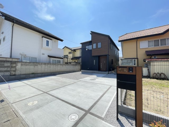 伊勢崎市宮子町　BLOOMING GARDEN　の駐車場|カースペースも広々♪来客があっても安心です！