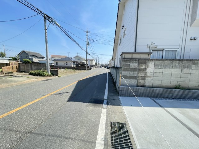 伊勢崎市宮子町　BLOOMING GARDEN　の前面道路含む現地写真|通りに面しているので車移動に便利な立地です！
