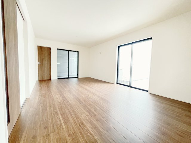 大泉第12寄木戸　Livele Garden　全3棟の外観|広々18帖のLDK♪家族が集まりやすいリビングです！