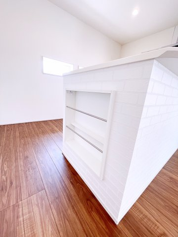 新築戸建・建売　桐生第6広沢町　Livele Garden　全3棟のその他|キッチン脇にマガジンラック付き収納があり、料理レシピや雑誌の整理などに便利です！