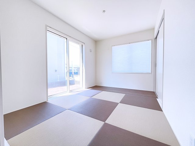 新築戸建・建売　桐生第6広沢町　Livele Garden　全3棟の和室|ブラウン×ベージュのモダンな畳が映える洋和室♪2面採光で明るく落ち着いた空間です♪