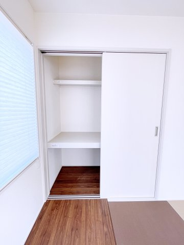 新築戸建・建売　桐生第6広沢町　Livele Garden　全3棟の収納|落ち着いた色合いの畳と2面採光が魅力の洋和室に引き戸収納付きで日用品や布団の収納にも便利です！