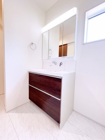 新築戸建・建売　桐生第6広沢町　Livele Garden　全3棟の独立洗面台|三面鏡タイプの独立洗面台で、身だしなみチェックも収納力も◎洗面まわりもすっきり清潔に保てます！