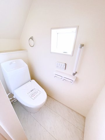 新築戸建・建売　桐生第6広沢町　Livele Garden　全3棟のトイレ|小窓付きで自然光が入る明るくて爽やかなトイレ空間です！