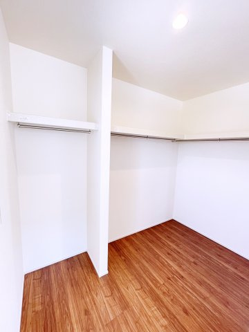 新築戸建・建売　桐生第6広沢町　Livele Garden　全3棟の収納|衣類がたっぷり掛けられるパイプハンガー付きのクローゼット！生活感も隠せます♪