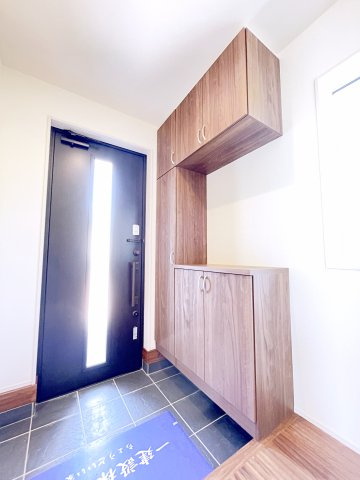 新築戸建・建売　桐生第6広沢町　Livele Garden　全3棟の玄関|玄関には小窓があるので日中でも明るいので電気をつけなくても明るいです♪