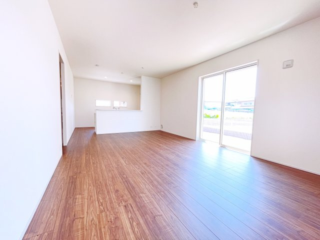 新築戸建・建売　桐生第6広沢町　Livele Garden　全3棟の居間・リビング|木目調ブラウンの床がホワイト基調と好相性！ナチュラルで居心地のいいLDKです♪