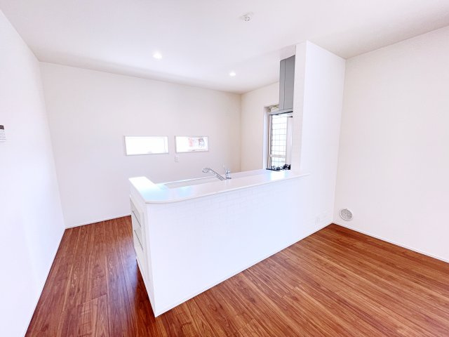 新築戸建・建売　桐生第6広沢町　Livele Garden　全3棟のキッチン|対面式カウンターキッチンで配膳や片付けが楽々！