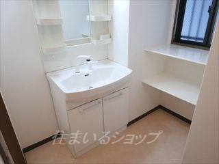 サンパレス香川の洗面所|シャンプードレッサー・窓あり