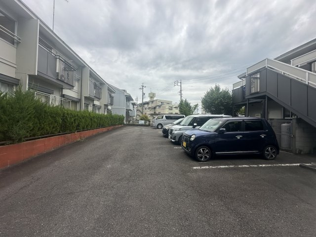 エステート平芝の駐車場