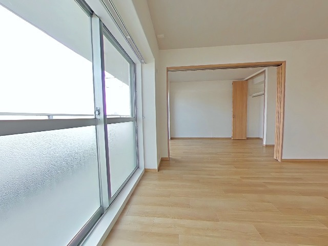 第二茨木ビューハイツ9号棟の居間・リビング|明るく広々した12帖のLDKです。洋室扉を開放すれば約18.6帖のゆったりリビングに