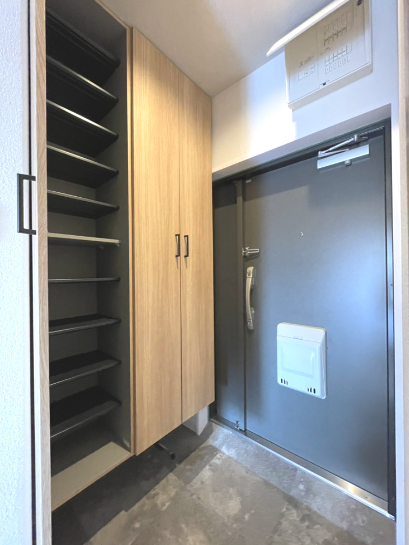 第二茨木ビューハイツ9号棟の居間・リビング|南側に面したリビングと洋室約６帖