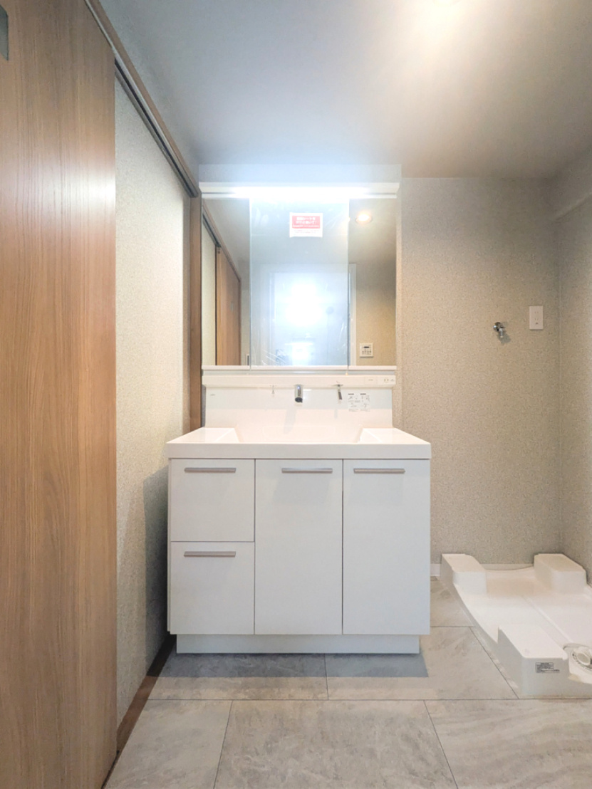 第二茨木ビューハイツ9号棟の独立洗面台|洗面台は手を差し出すだけで、水が自動で出るタッチレス水栓も可能です