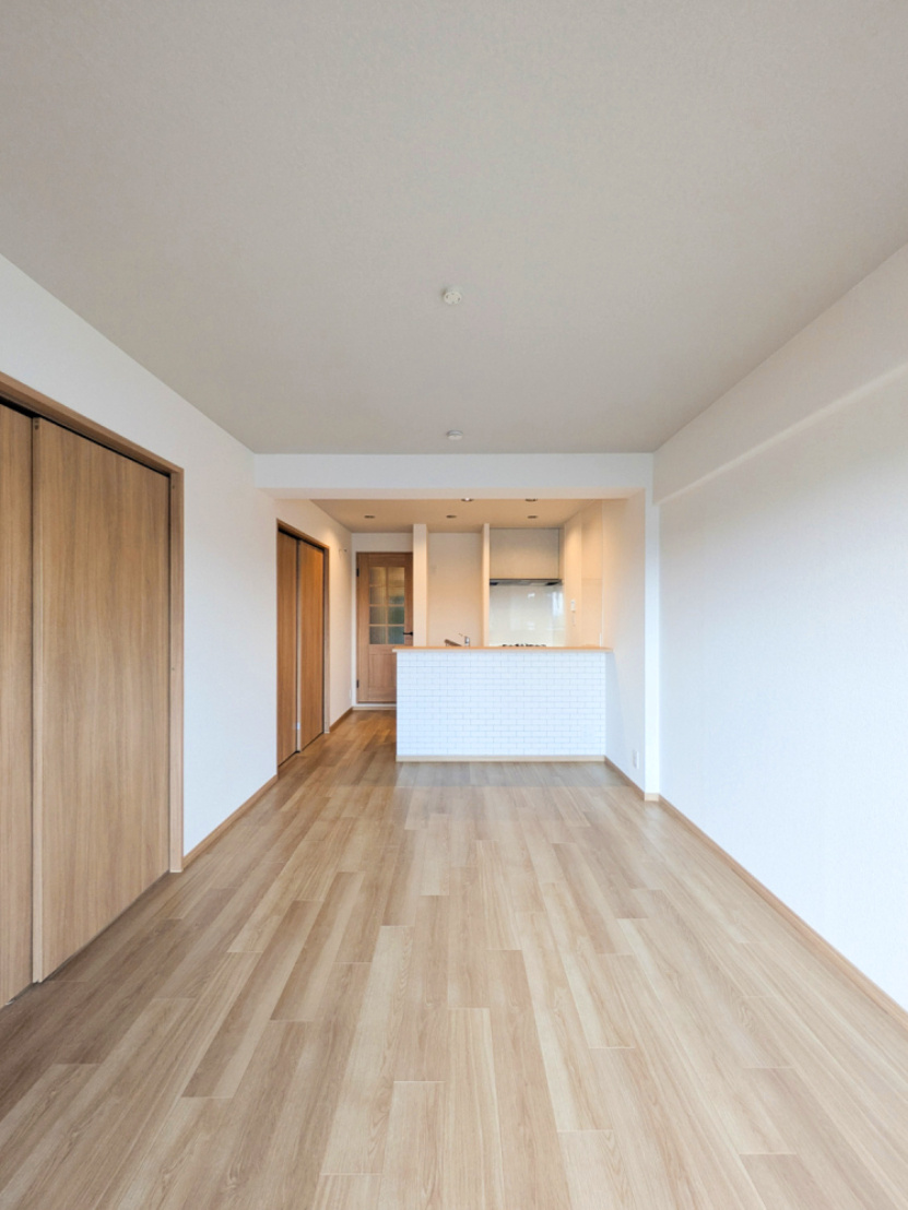 第二茨木ビューハイツ9号棟の居間・リビング|リビングは対面式キッチンで、洋室は南側に面していますので、陽当たり良好です