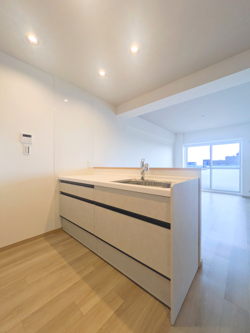 第二茨木ビューハイツ9号棟の居間・リビング|南側の眺望、陽ざしを浴びながら家事仕事を楽しめます