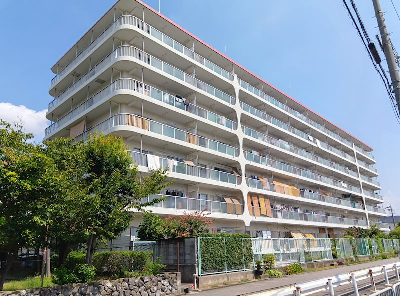 第二茨木ビューハイツ9号棟の外観|建物南西側より撮影