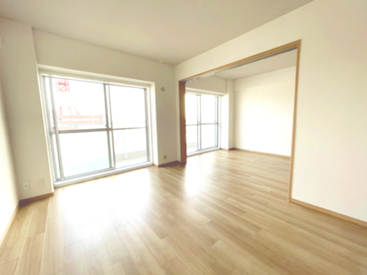 第二茨木ビューハイツ9号棟の居間・リビング|戸を開けて、リビングと洋室を開放的にお使いいただけます