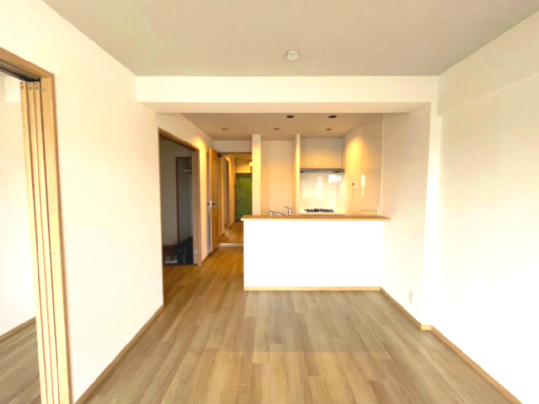 第二茨木ビューハイツ9号棟の居間・リビング|明るく広々した対面式キッチン広さ約12帖のLDKです