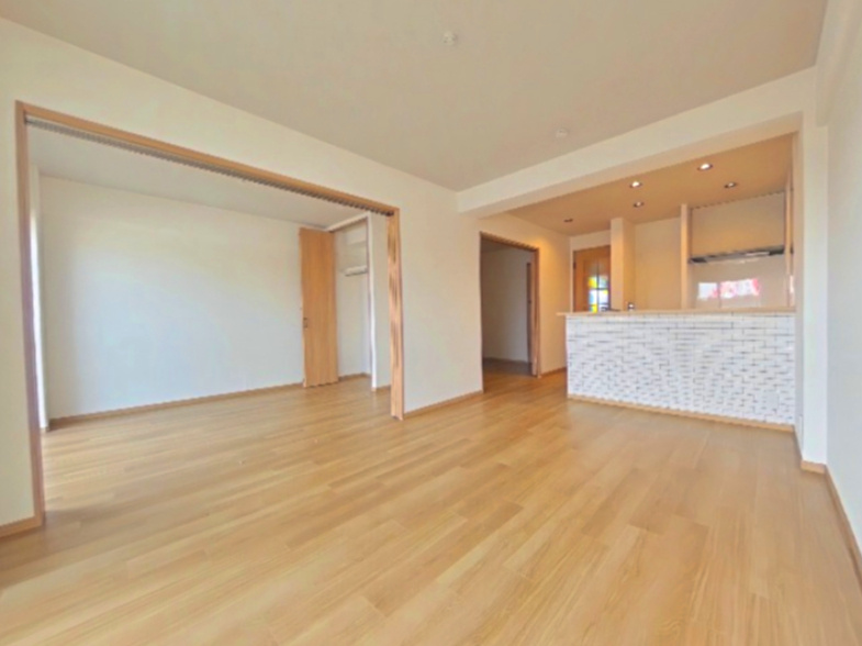 第二茨木ビューハイツ9号棟の居間・リビング|南側に面した明るいリビングと対面式のキッチン