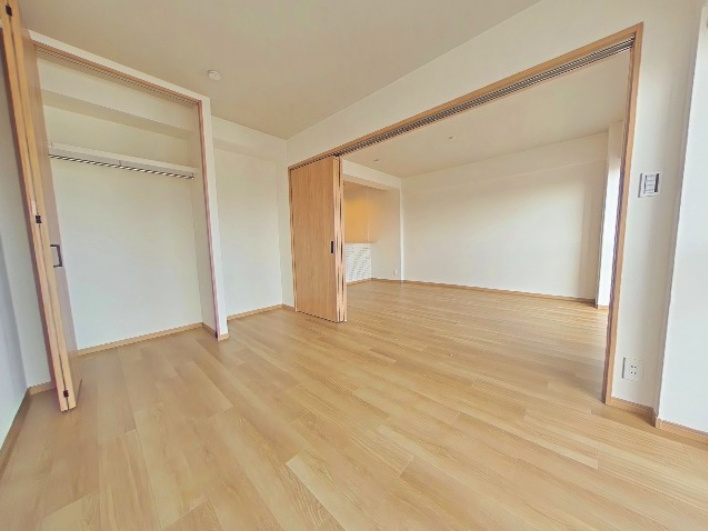 第二茨木ビューハイツ9号棟の洋室|３枚扉を開放すれば、ゆったり約18.6帖のリビングに
