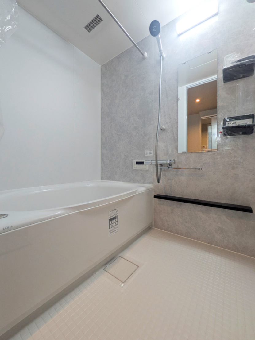 第二茨木ビューハイツ9号棟の浴室|浴室はLIXILのシステムバスルーム　お湯が冷めにくい浴槽や節水シャワーも嬉しいですね