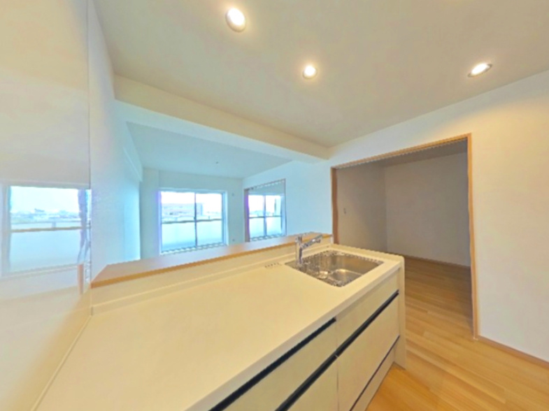 第二茨木ビューハイツ9号棟のキッチン|ホワイトを基調とした対面式キッチン　ダウンライト新設