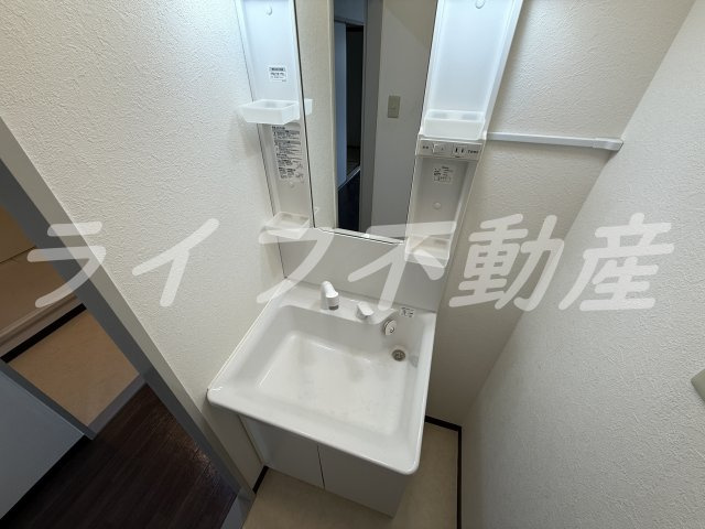 スカイガーデン東大阪の独立洗面台|朝の支度にも助かる、独立の洗髪洗面化粧台