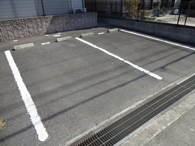 リバーサイド中野田の駐車場