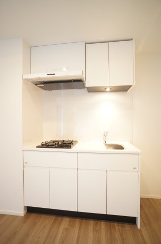 プライムメゾン錦糸町のキッチン|白を基調とした清潔感のあるキッチンは、上部にも棚収納があります。