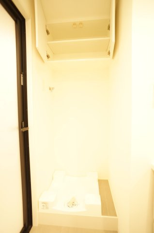 プライムメゾン錦糸町の設備|洗濯機置き場の上部には収納棚があり、小物入れに便利です。