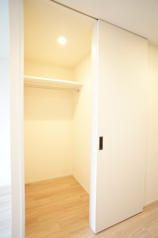 プライムメゾン錦糸町の収納|洋室のウォークインクローゼットは奥行きが深く収納力があります。
枕棚上にも物が置けます。