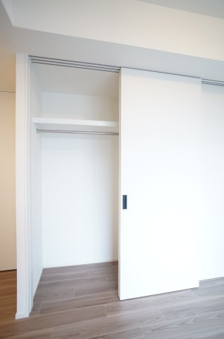 プライムメゾン錦糸町の収納|クローゼットは、上部に中板があり余すことなく利用可能です。
