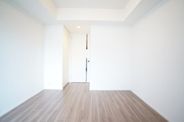 プライムメゾン錦糸町の居間・リビング|落ち着いた色合いの床に、白いクロスと建具で家具合わせがし易いです。
