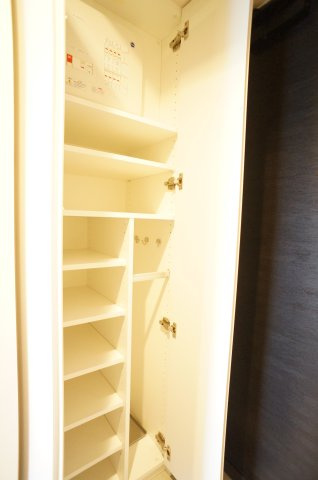 プライムメゾン錦糸町の玄関|大容量のシューズＢＯＸの中板は高さ調整ができます。傘立ても完備。
