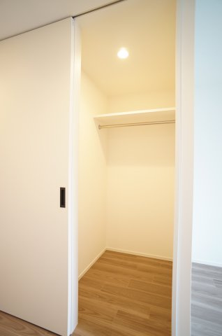 プライムメゾン錦糸町の収納|洋室のウォークインクローゼットは枕棚上にも物が置けます。
