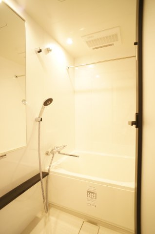 プライムメゾン錦糸町の浴室|サーモスタット水栓は温度調整が簡単♪ボトル棚板も便利です♪浴室乾燥機もついています。