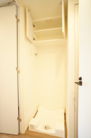 プライムメゾン錦糸町の設備|洗濯機置き場の上部に棚があり小物入れに便利です♪